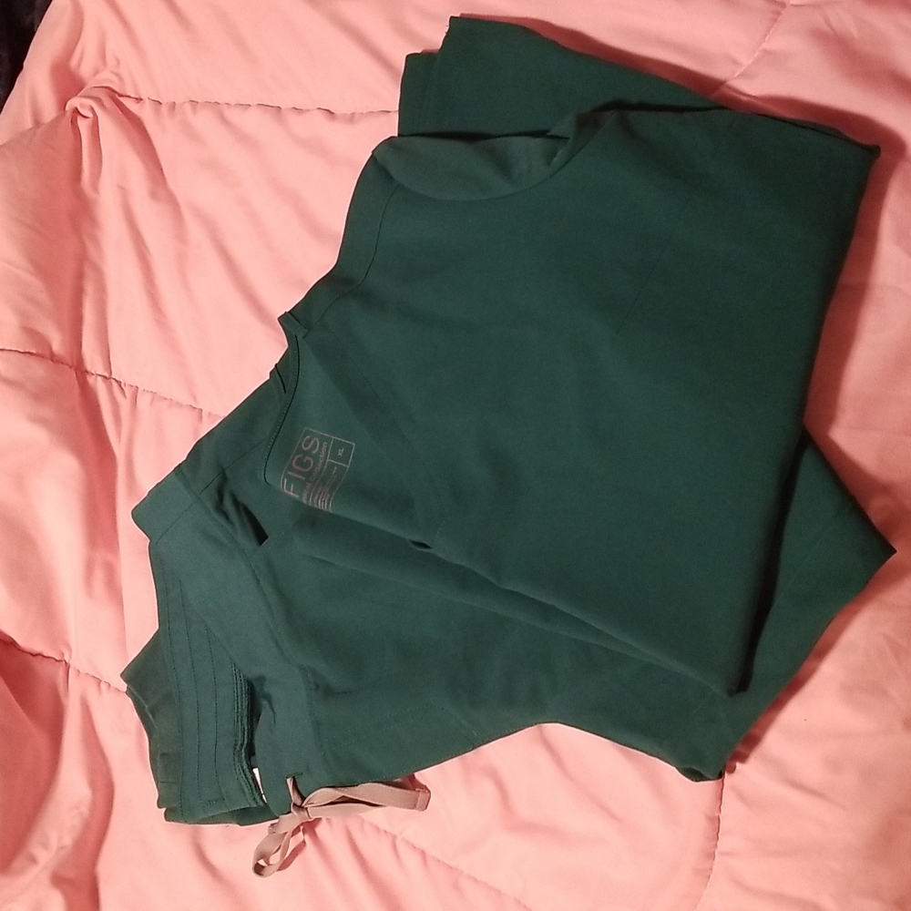 Hunter Green Figs Scrub Set